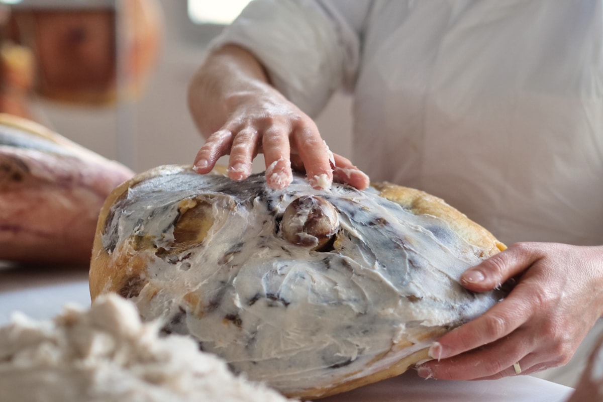 lard coating of prosciutto