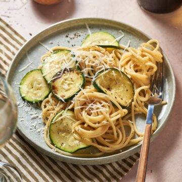 Vegetarian carbonara served on a plate