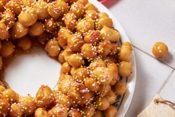 struffoli on a round plate