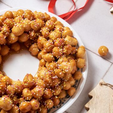 struffoli on a round plate