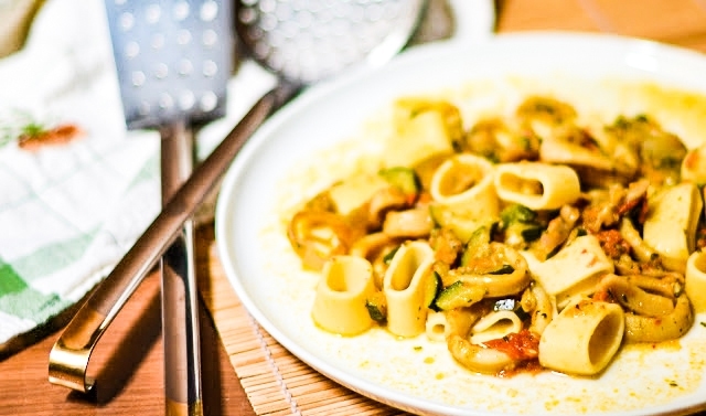 Calamarata pasta con zucchine bottarga e calamari