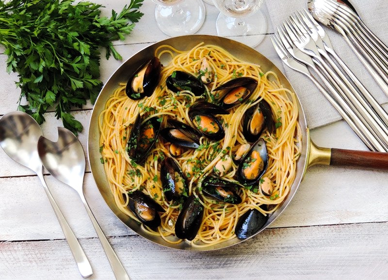 Spaghetti Pasta With Mussels and Tomato Garlic Sauce
