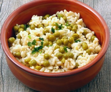 Risotto with peas is a great recipe that vegans will enjoy.